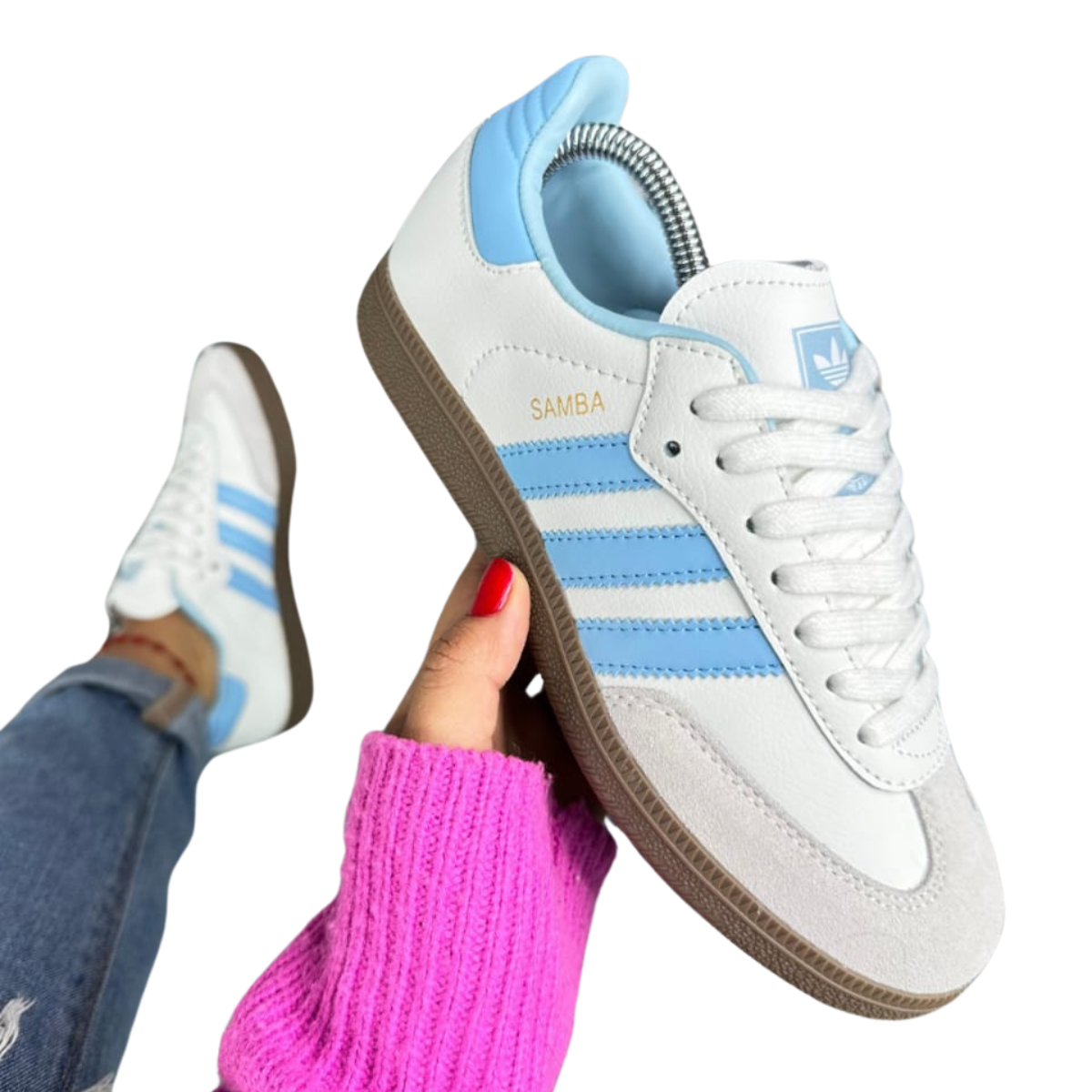 SAMBA ADIDAS MUJER ORIGINAL: La Guía Completa para Comprar tus Zapatillas Las SAMBA ADIDAS MUJER ORIGINAL son una opción icónica que combina estilo, comodidad y calidad. Si estás buscando un par de Adidas Samba para mujer que se adapten a tu estilo y necesidades, has llegado al lugar indicado. En Onlineshoppingcenterg, te ofrecemos una guía completa para que tomes la mejor decisión al comprar tus zapatillas Samba Adidas mujer.  ¿Por Qué Elegir las SAMBA ADIDAS MUJER O? Las Samba Adidas son una de las líneas más emblemáticas de Adidas. Originalmente diseñadas como zapatillas de fútbol, se han convertido en un clásico de la moda urbana. Con su diseño atemporal y versatilidad, las Adidas Samba mujer son perfectas para cualquier ocasión.  Variedad de Diseños y Colores En Onlineshoppingcenterg, encontrarás una amplia variedad de modelos, desde las Adidas Samba mujer blancas hasta las Adidas Samba mujer negras. Si prefieres algo más colorido, también contamos con opciones en Adidas Samba rosas, Adidas Samba verdes mujer y hasta Adidas Samba plataforma mujer. ¡Hay un par para cada gusto!  Comodidad y Durabilidad en un Solo Paquete Las zapatillas Samba Adidas mujer son conocidas por su comodidad. Ya sea que elijas el modelo clásico o las Adidas Samba OG mujer, puedes estar segura de que disfrutarás de un calzado que no solo luce bien, sino que también es cómodo para usar todo el día.